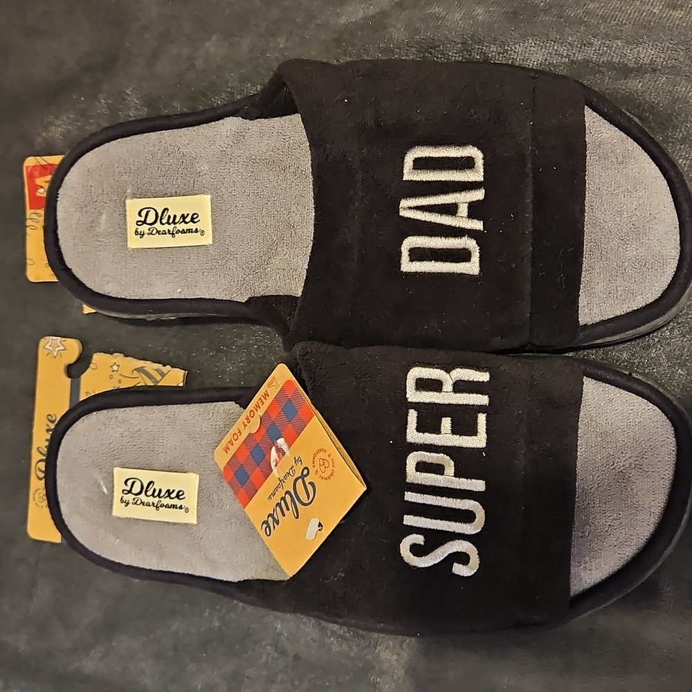 NWT Dluxe By Dearfoam Super Dad Men's Slippers Sz. M 9-10 Memory Foam